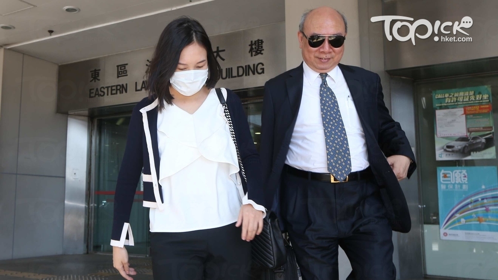 被告鍾柳妍(左)今早出庭應訊。(潘正祁攝)