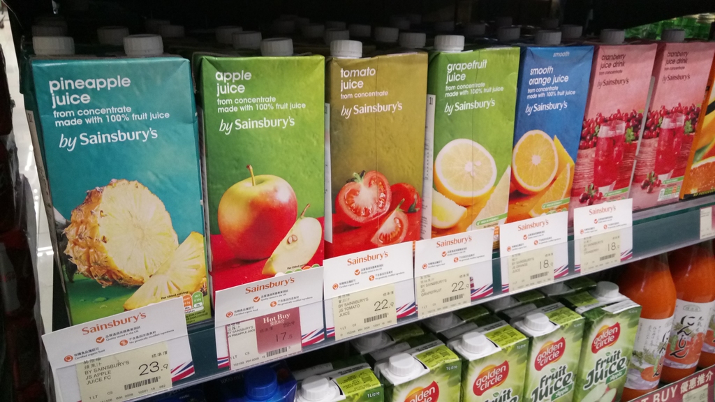 Market Place by jasons最近引入了英國超市品牌Sainsbury's的貨品，包括果汁﹑乾果食品等。（經濟日報記者攝）