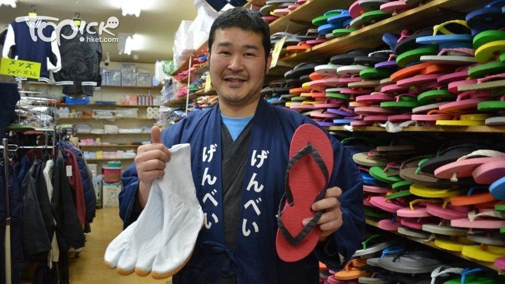 Genbei第五代傳人葉山先生，一手拿著人字拖，一手拿著足袋。話你知，木村拓哉曾到訪這老店。(周翠玲攝)