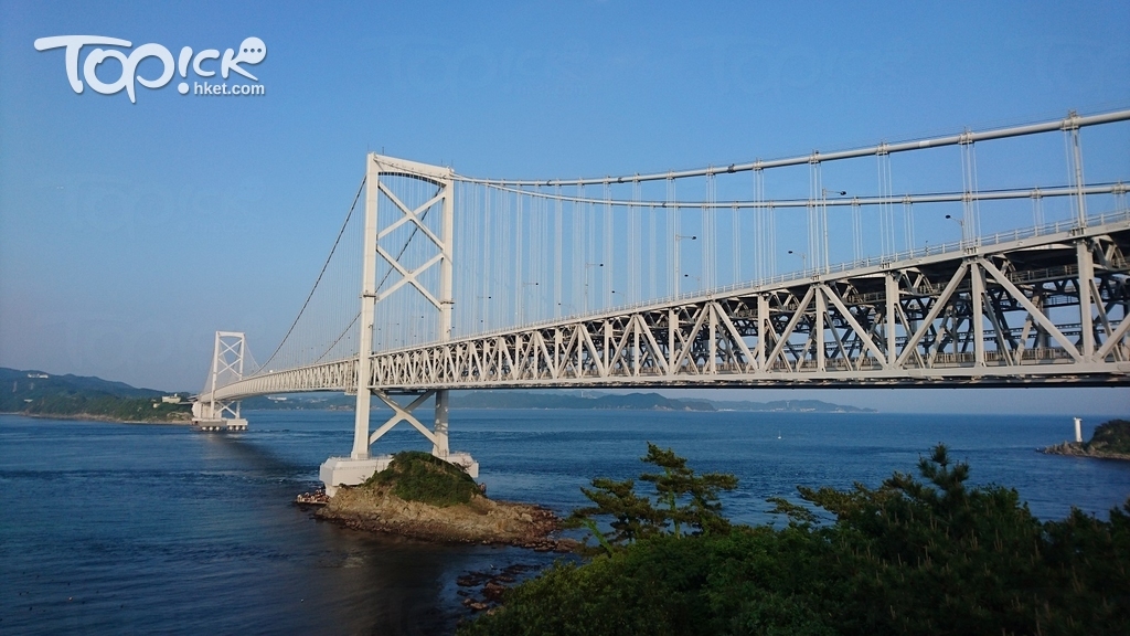 鳴門大橋連接鳴門市及淡路島，橫跨鳴門海峽，漩渦就在鳴門大橋離岸處約2公里之處。（攝影：蘇珊）