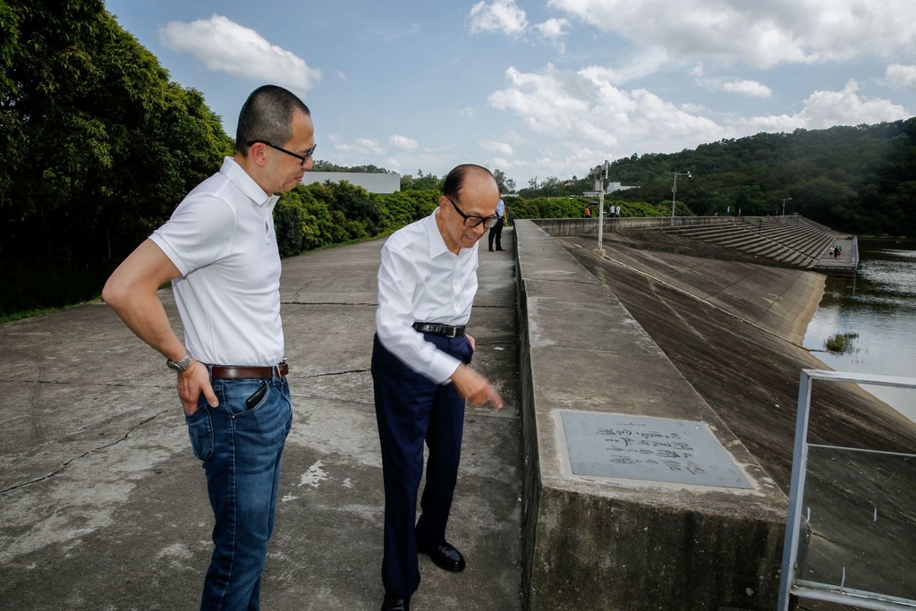 李嘉誠與兒子李澤楷同行出席汕大畢業禮，並參觀校內地標。(李嘉誠基金會提供相片)