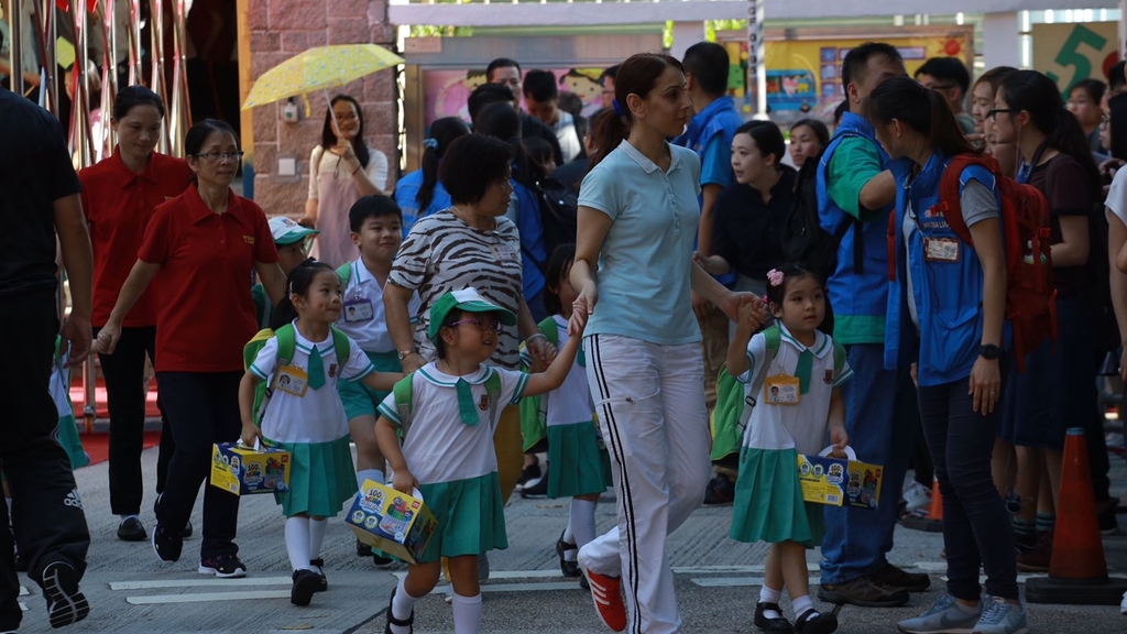 彭麗媛訪幼稚園，部分學生獲贈國產名牌水彩筆。(梁偉榮攝)