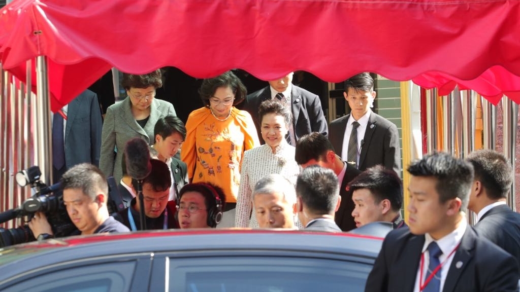 彭麗媛在行政長官夫人梁唐青儀陪同下，參觀又一村學校。(梁偉榮攝)