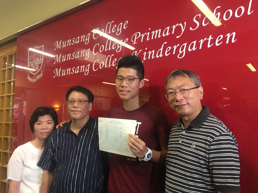 梁冠康(右二)考文憑試期間壓力爆煲，家人也感擔心。左一和二為梁氏父母，右為民生書院副校長。(資料圖片)