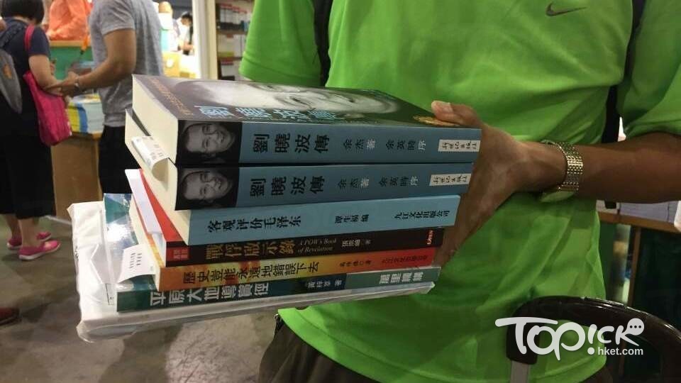 蔡先生專程到書展購買政治書。（經濟日報記者攝）