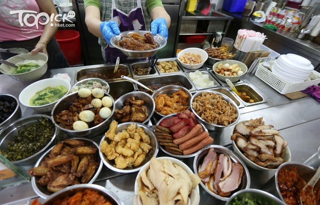 車仔麵店提供十數款餸料，其中牛腩最受食客歡迎。（曾秋文攝）