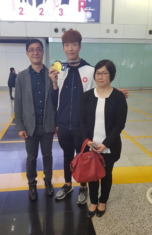 家朗生於運動世家，父親曾經是甲一籃球員，母親曾是港青籃球代表，因此他小時候便在運動場上消磨時間。（網上圖片）