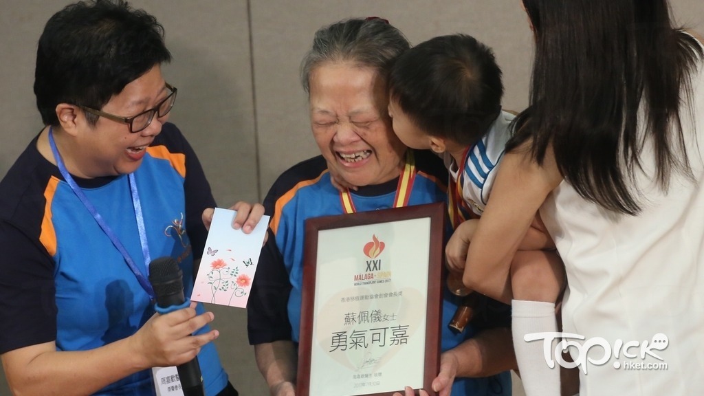蘇佩儀（圖中者）獲大會頒贈「勇氣可嘉」特別獎。（經濟日報記者陳永康攝）