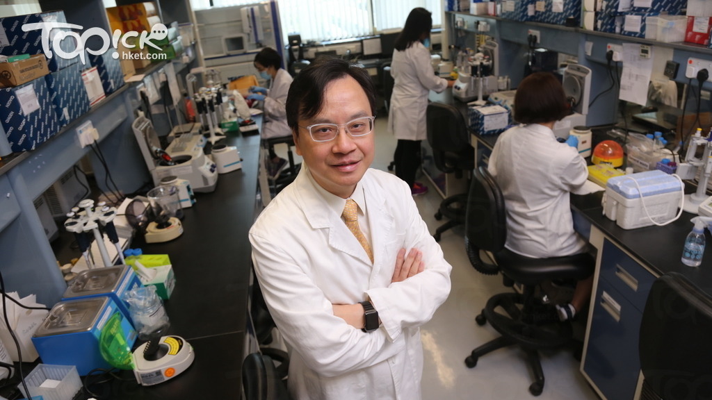 港產醫生科學家盧煜明與研究團隊，將血漿檢驗染色體疾病和癌症的科研成果轉化為商品，造福大眾，他鼓勵年輕人按個人興趣投入科研，只要努力不懈終有一天突破至應用。（陳國峰攝）