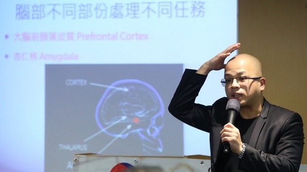 葉偉麟先生分享腦部結構影響孩子情緒。