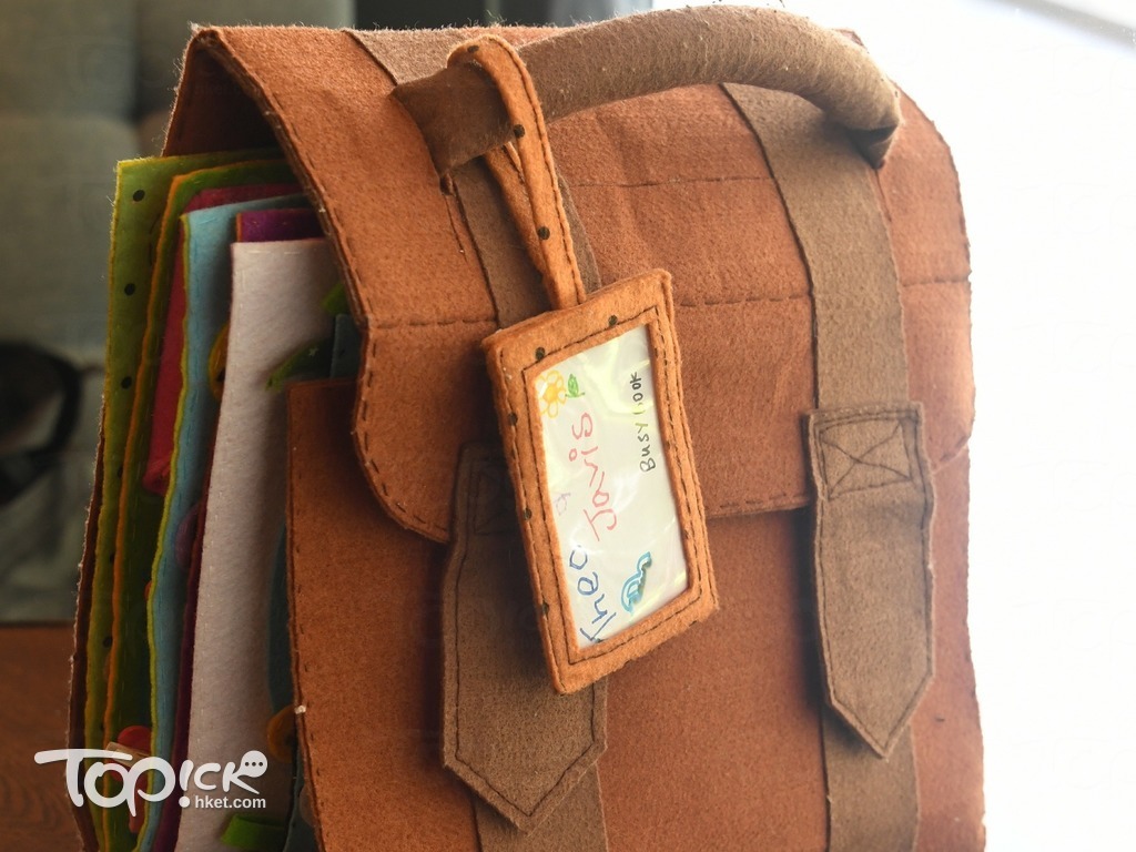 布書包裝有公事包和手袋包裝，感覺時尚，外圍刺繡上用家名字。(曾耀輝攝)
