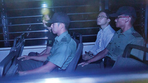 周永康和羅冠聰由囚車載走。(曾耀輝攝)