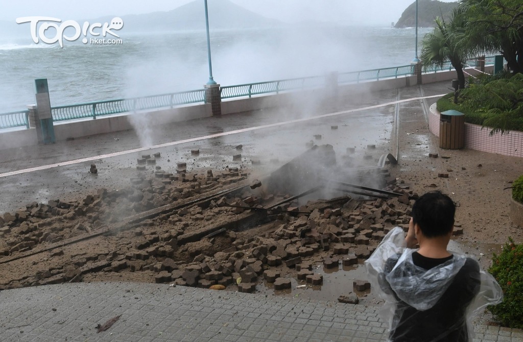 海怡半島堤岸損毀，大浪由堤岸缺口中湧出，猶如噴泉。（曾耀輝攝）