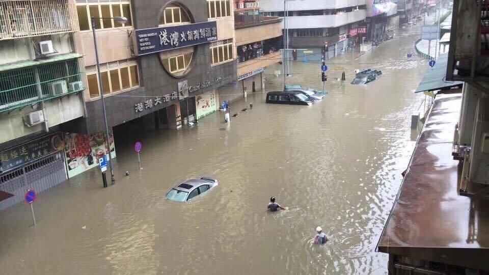 一場颱風令澳門多處地方無水無電。（網上圖片）