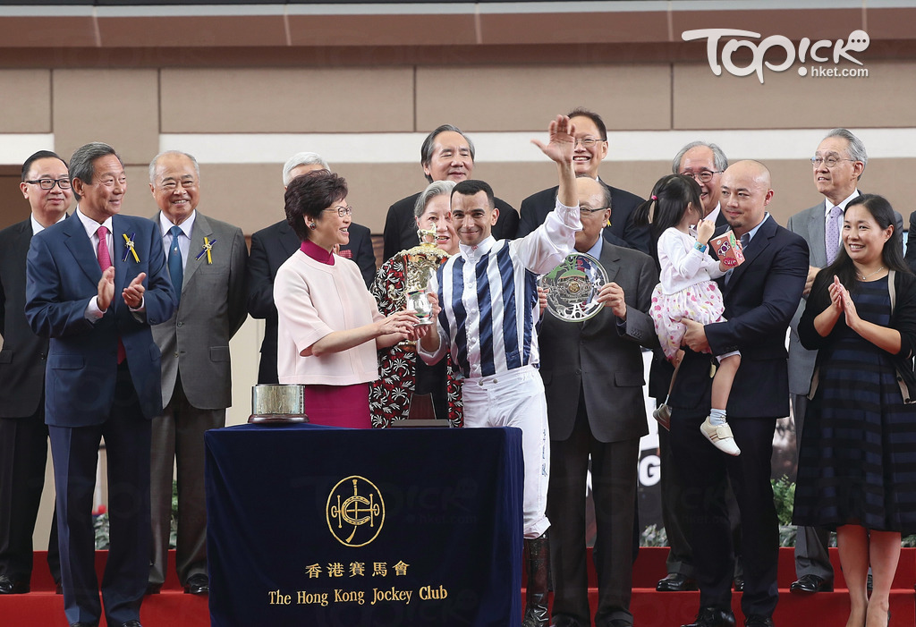 林鄭月娥負責為第3場特首盃頒獎。(陳靜儀攝)