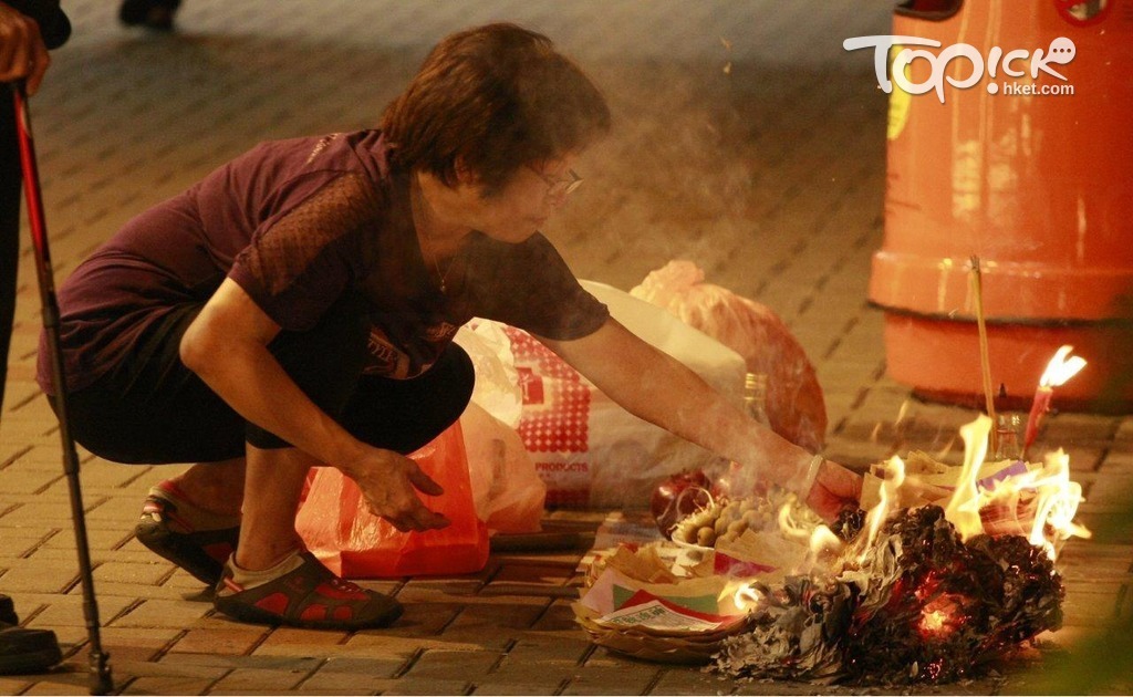 鬼節燒街衣，除不要隨便執，還記得要善後，免釀火警。（經濟日報圖片）