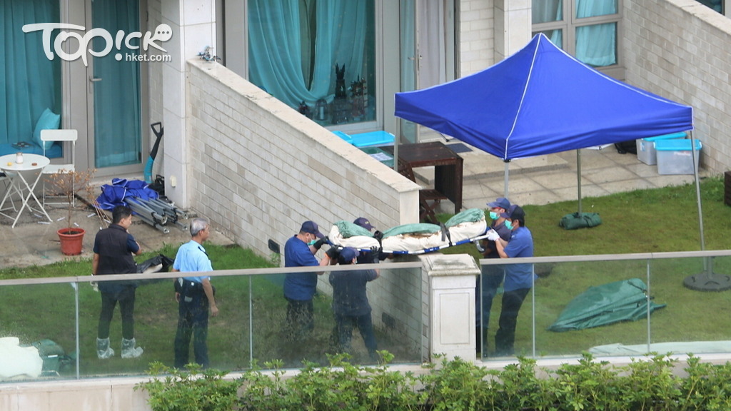 御金．國峯雙屍案，其中一個平台花園戶主拒讓仵工經單位抬走遺體，仵工要將遺體抬往隔離單位再移走。(曾秋文攝)
