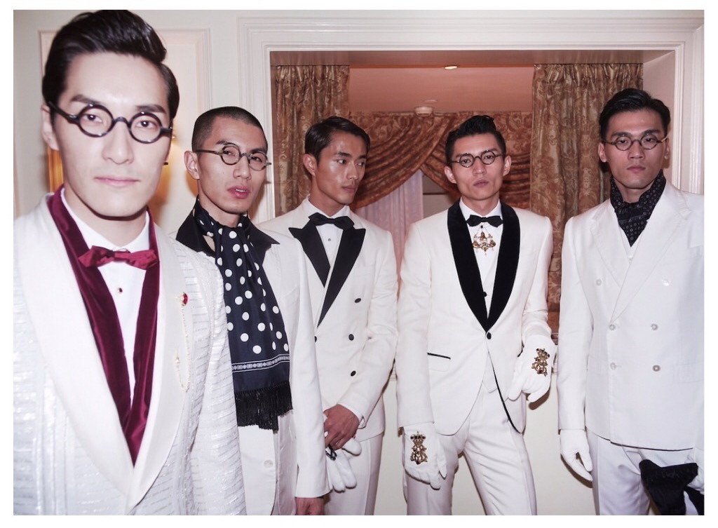 去年Dolce & Gabbana在香港舉行Alta Sartoria大騷，Wilfred（左二）拍在一眾國內男模身旁毫不遜色。（圖片由Primo Management Ltd.提供）
