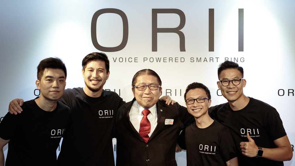 Origami Labs 4 位創辦人李仁舜（左一）、黃家恒（左二）、梁嘉尉（右二）、陳衍呈（右一），與九龍表行掌舵人黃錦成（中），在 ORII 發布會合照。（受訪者提供）