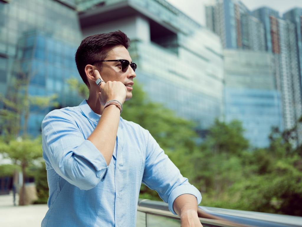 ORII 透過骨傳導技術（cutting-edge bone conduction technology），將聲音從手上的戒指傳往耳朵，同時設有收音功能，接收用家發出的聲音指令。（受訪者提供）