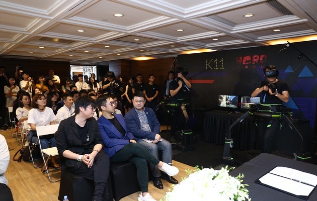 K11創始人鄭志剛先生(中)和英雄互娛董事長應書嶺先生(左)欣賞即場精彩電競VR示範（相片來源：新世界發展有限公司）