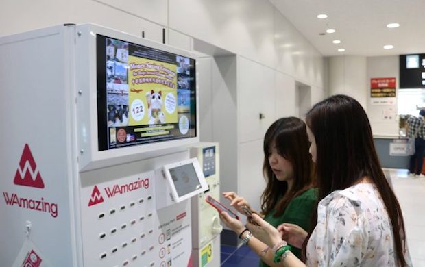 外國遊客在名古屋中部國際機場的WAmazing售賣機取Sim卡。(圖片：WAmazing)