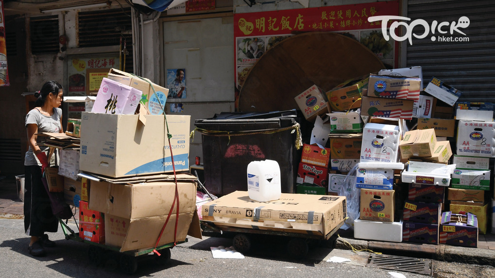 有街道堆滿廢紙。（程志遠攝）