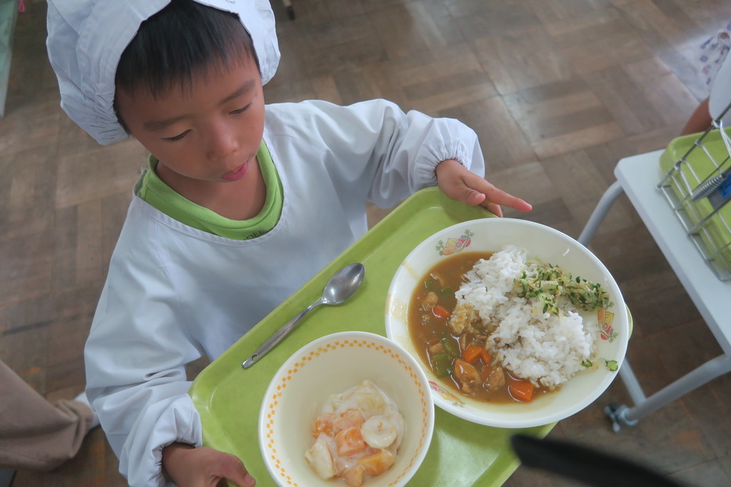 兒子Jason在學校當值時向同學派飯，學習照顧其他朋友。