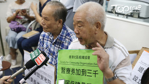 李伯（右）不滿施政報告未有再增加醫療券金額。（陳國峰攝）