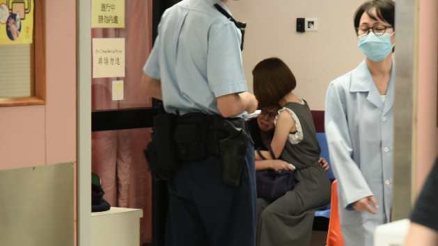 男童死者家人在醫院相擁哭泣