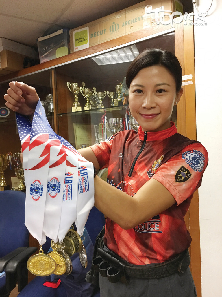 本身駐守油麻地分區的警長雷小莊加入槍會20年，曾加入港隊到東南亞作賽，但其後因警務工作繁重退出，又先後7次參加世界警察消防運動會，今年取得2金、2銀及2銅的佳績，希望可以薪火相傳。