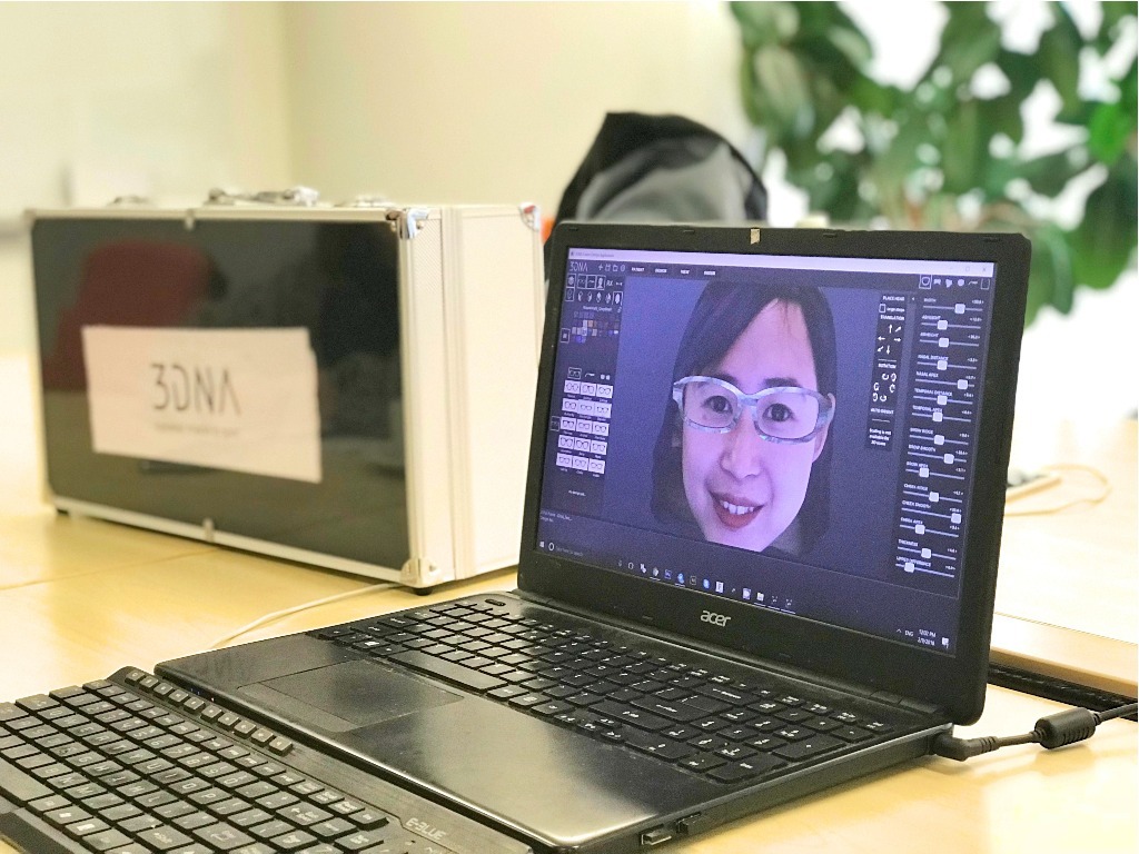 視光師可透過電腦軟件為顧客360度掃描及量度臉型，以找出最貼合臉型的鏡框。