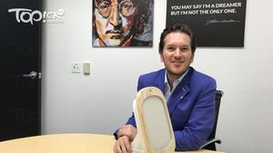 土耳其設計師Berk Ilhan利用智能物料（Smart material）及面部識別技術，做出一面只有微笑才能發揮功用的鏡子。（洪寶瑩攝）