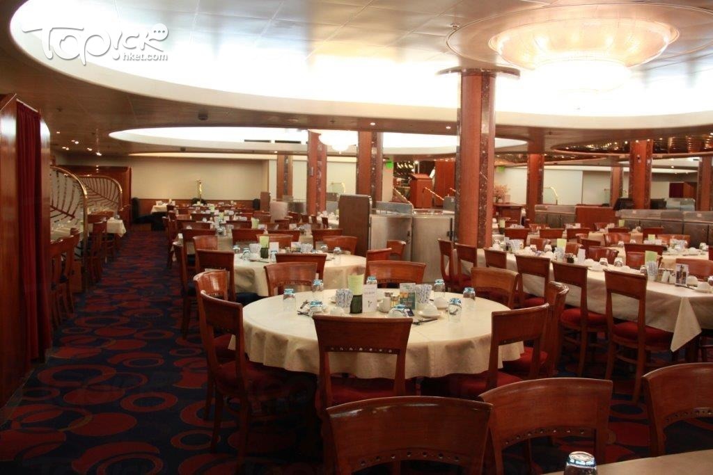 位於4樓的主餐廳 Regency Restaurant共中一角，在門外會展示當日菜單。(周翠玲攝)