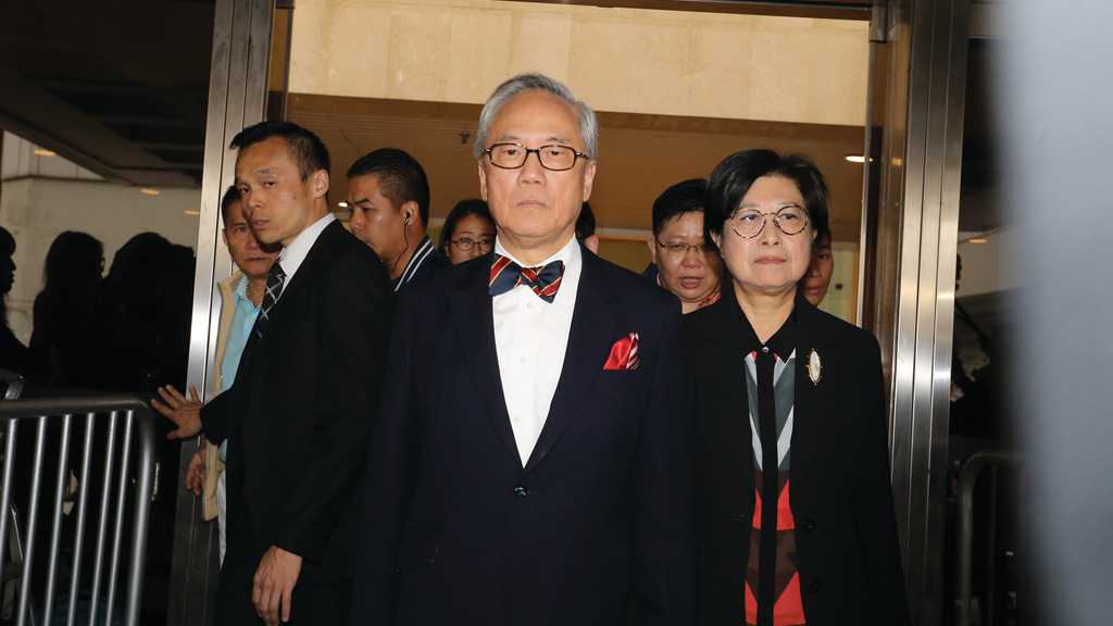 曾蔭權下午知悉控方就是否重審、建議留待上訴有結果後才決定，沒有回應記者提問便離開法庭。