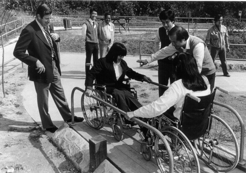 八十年代輪椅人士享用公園相關設施的情況。(被訪者提供)