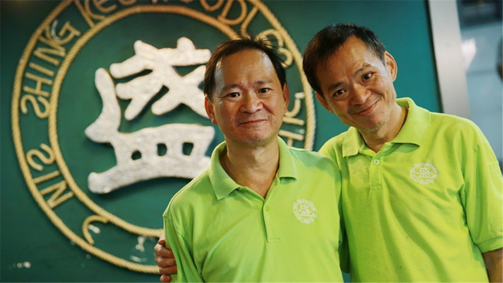 盛記麵家東主細B哥（左）與大B哥熱愛沙田，即使做小生意，也積極用盈利回饋社區。（梁偉榮攝）