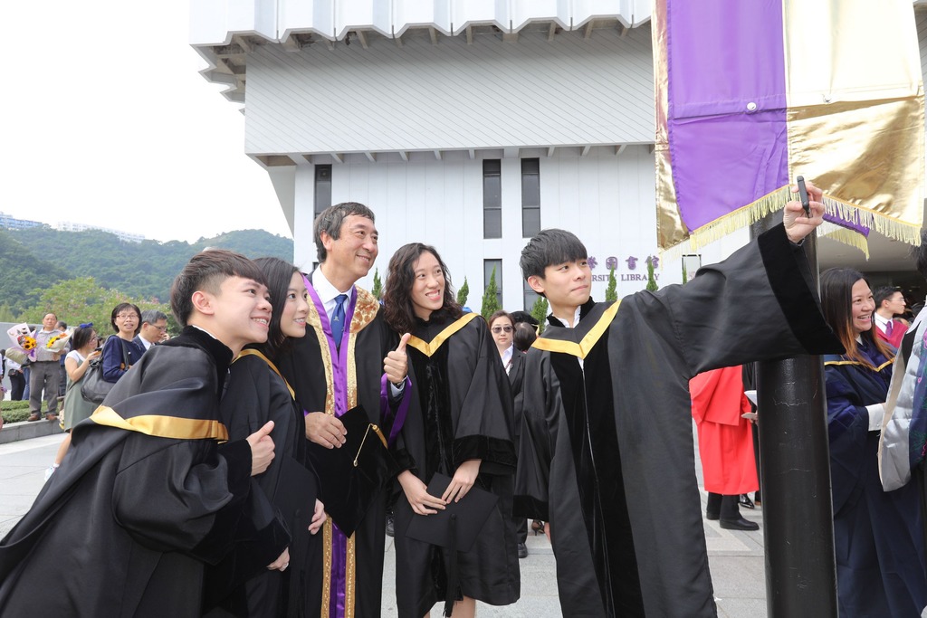 中大校長沈祖堯在畢業禮上與畢業同學合照。（中文大學圖片）