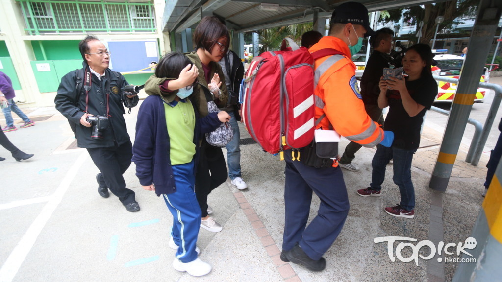 感不適學生由救護車送往醫院治理。（曾秋文攝）