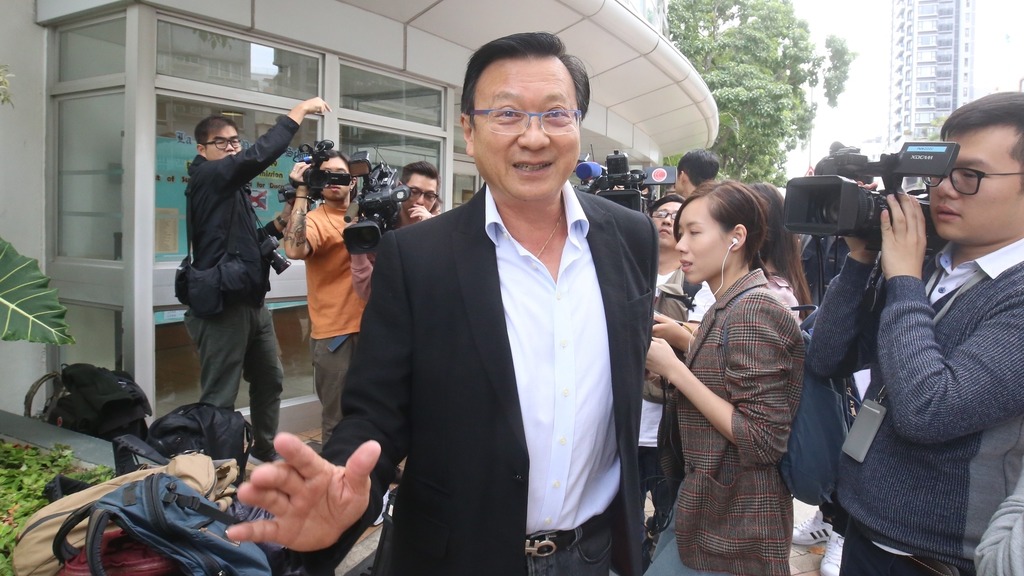 黃先生是喇沙舊生，得知兒子獲取錄表示很開心。(陳永康攝)