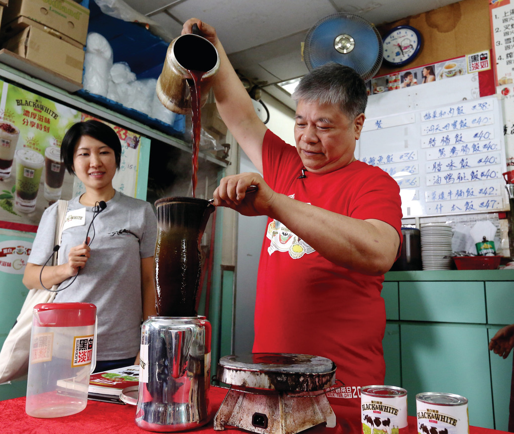 深水埗洞天冰室何老闆示範沖製港式奶茶。（譚德潤攝）