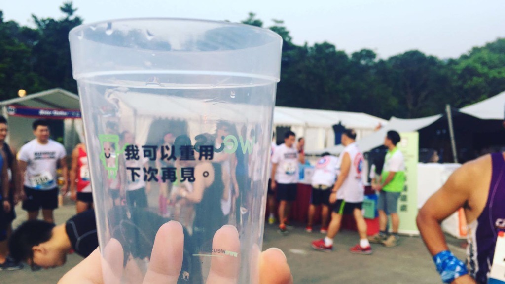 主辦機構今年與社企BottLess 合作，於賽道中的水站採用1,000個可再用水杯，支持減廢。（受訪者提供）