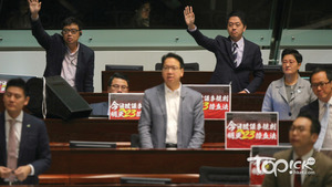 立法會中午開始審議修訂《議事規則》，非建制派於會上不斷站立叫囂。（馮漢柱攝）