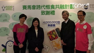 勞福局局長羅致光（右二）出席活動致謝禮時表示，政府對貧窮問題是責無旁貸，但還需動用社會力量去解決問題。(晴報記者攝)