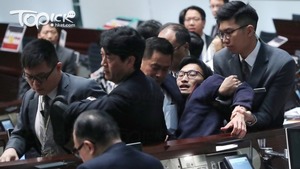 議員朱凱廸被立法會保安人員抬出議事廳. (林宇翔攝)