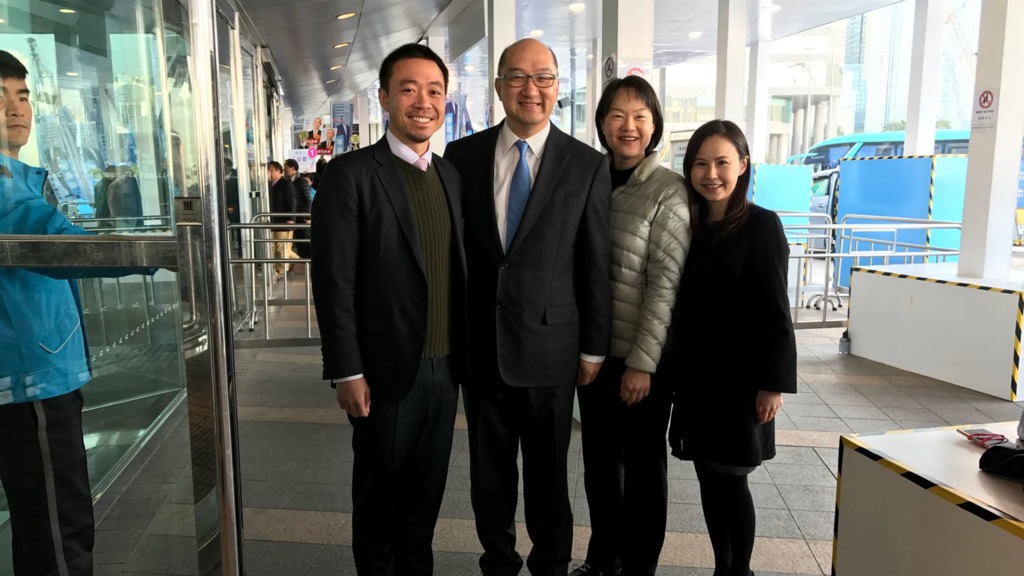 譚志源表示，非常感謝3位前同事今早到場為他打氣，左一陳岳鵬、右二黃靜文、右為黎淑禎。