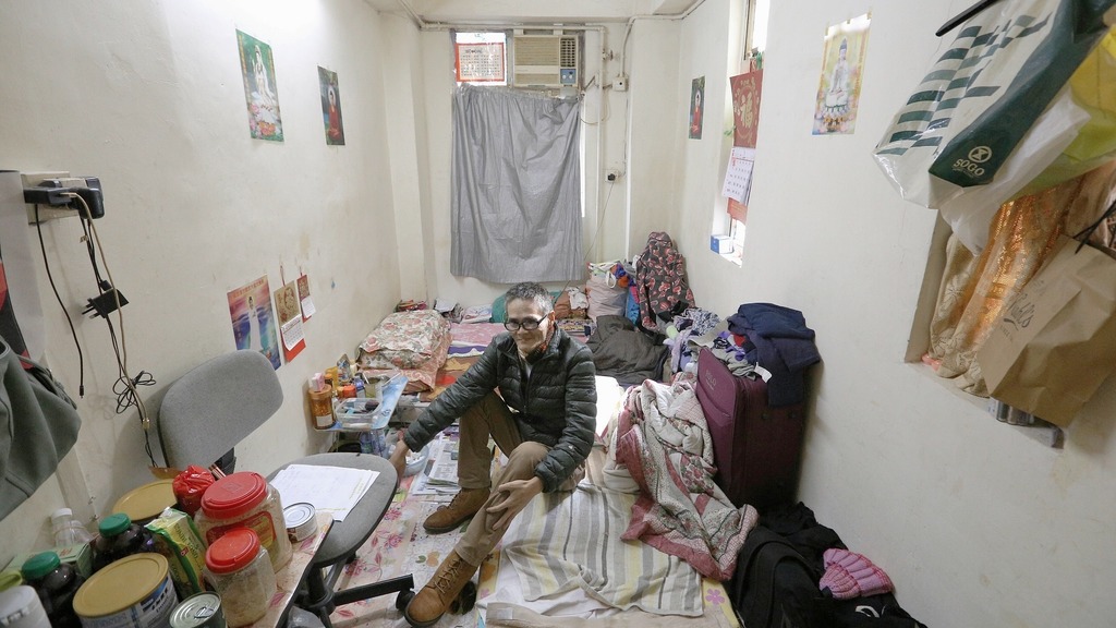 曾先生3年前入住旺角一個劏房，他坦言獲贈太大件的家電也無法放在家中。（車耀開攝）