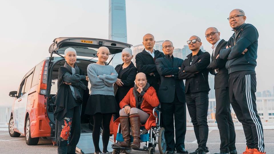 Doris聯同八位好友拍攝「光頭X鑽的」造型照，希望為全港癌友打氣。（「蘇杭街一號/ATUM」提供）