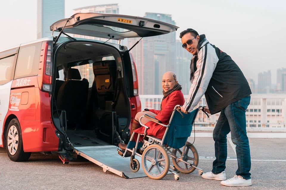 Doris（左）希望透過光頭型照，勸勉癌友學懂放下。（「蘇杭街一號/ATUM」提供）