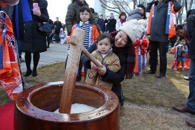日本人愛在元旦日製作及吃麻糬（俗稱「Mochi」）慶祝新年。（新華社圖片）